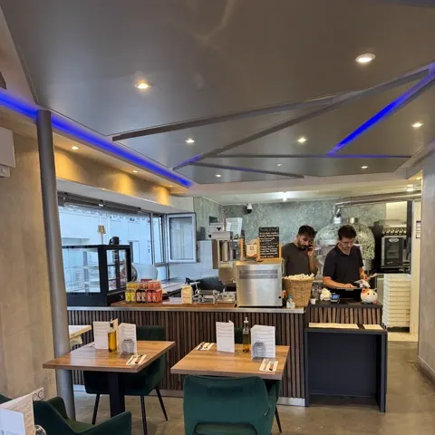 Le comptoir et les pizzaiolos au travail, Due Fratelli Nanterre