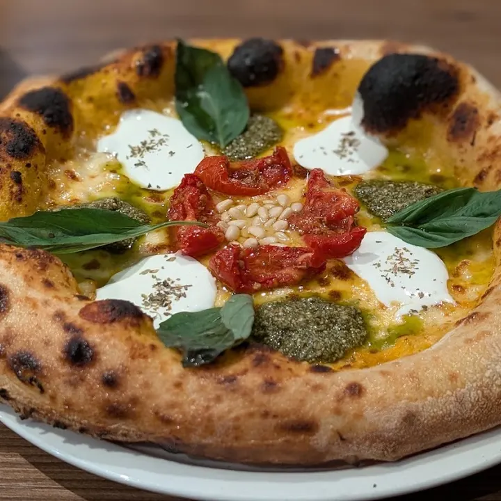Une pizza de Due Fratelli, burrata, pesto et tomate